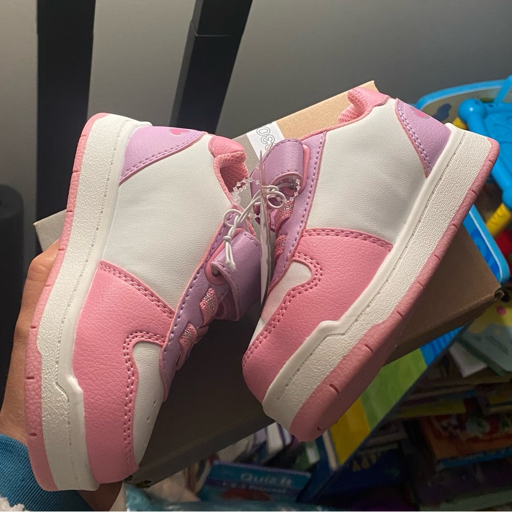 Hello Kitty Shoes 💖 - Picture 2 of 6